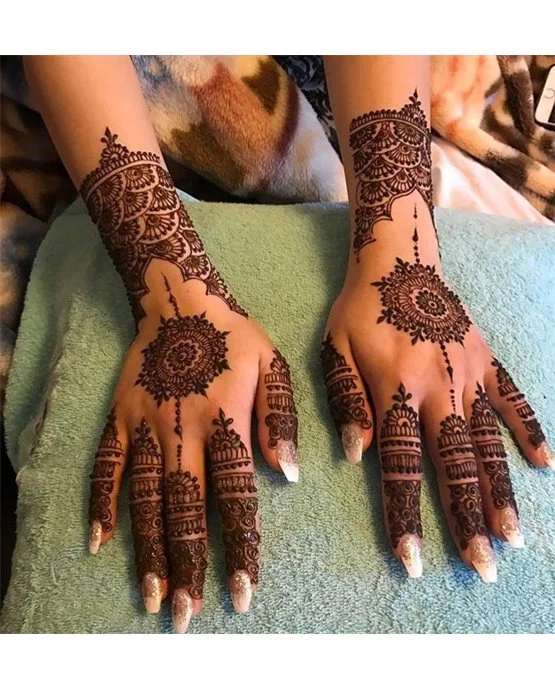 Trail And Wreath Decorative Simple Full Hand Mehndi Design Arrangement